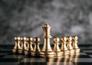 tablero de ajedrez con fichas blancas