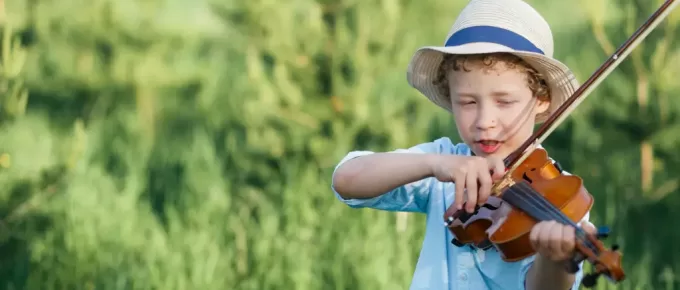 inteligencia musical niño tocando el violin